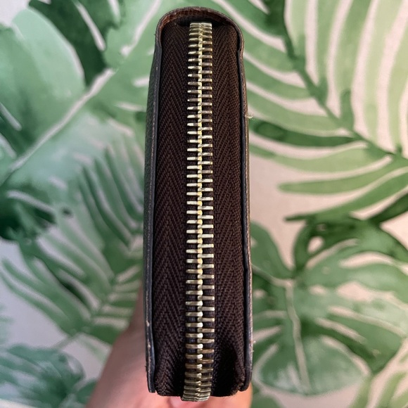 S O L D LV Zippy Wallet - Picture 2 of 9